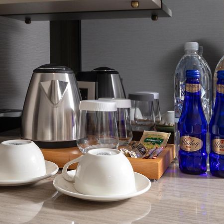 Bentley Hotel Old City-Special Class Istambul Exterior foto Bottled water in a hotel room