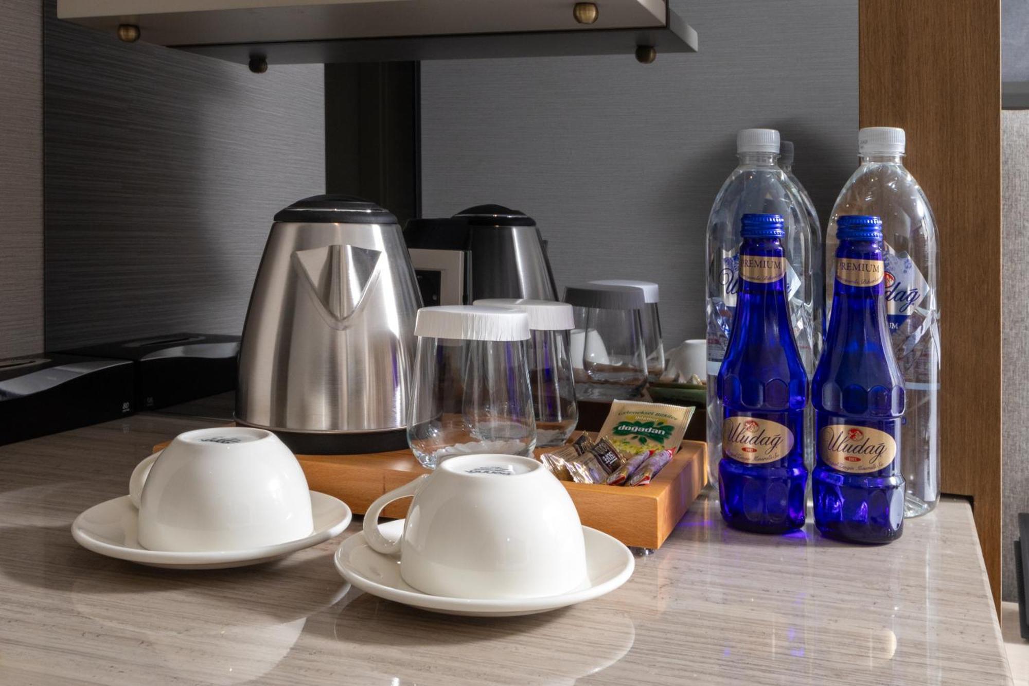 Bentley Hotel Old City-Special Class Istambul Exterior foto Bottled water in a hotel room